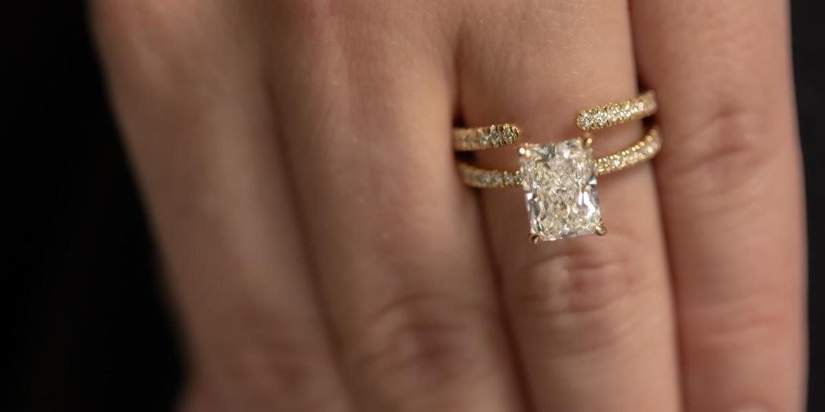 Radiant-cut diamond engagement ring with double band in yellow gold on hand